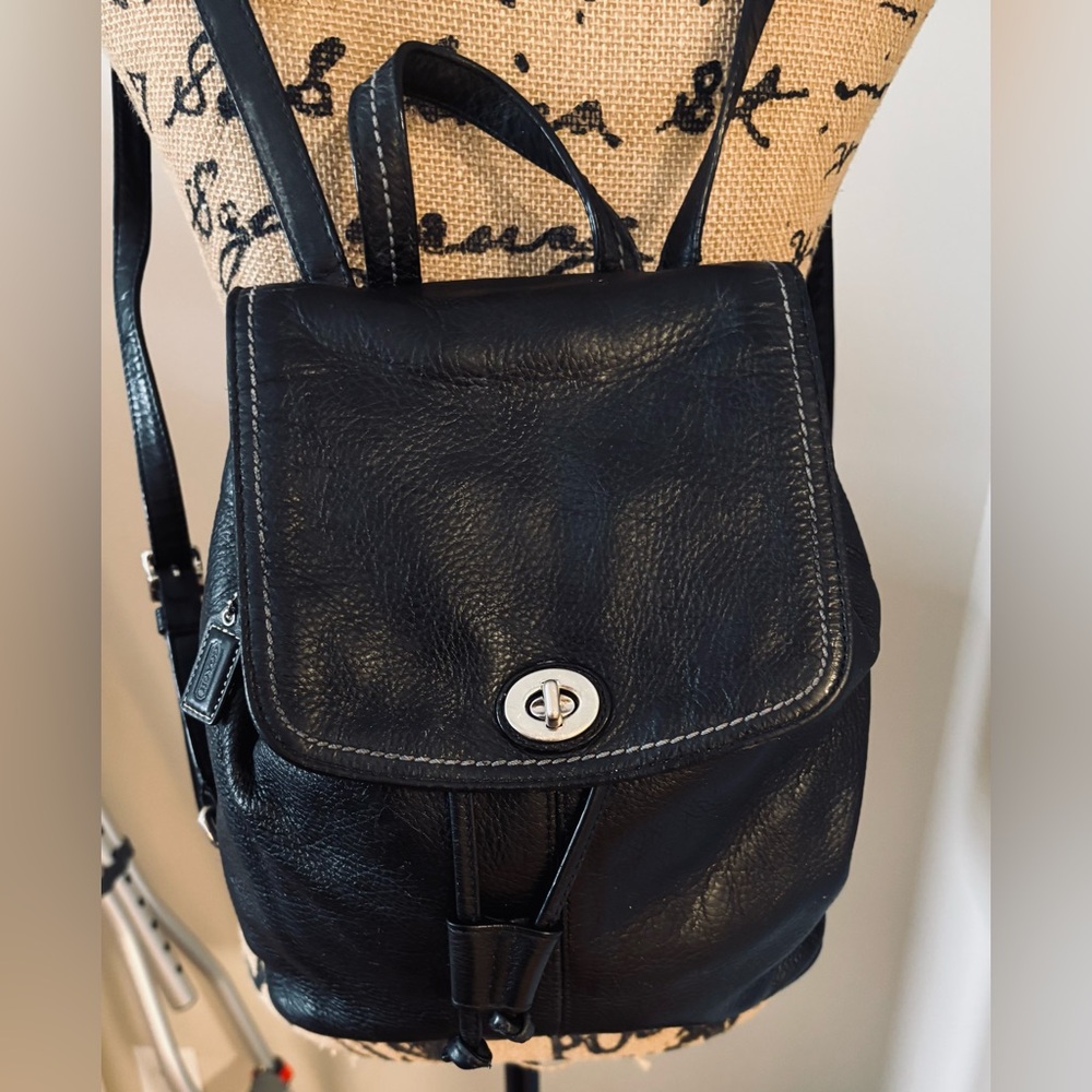 COACH F24385 Black Pebbled
Leather Drawstring Park
Turnlock Backpack